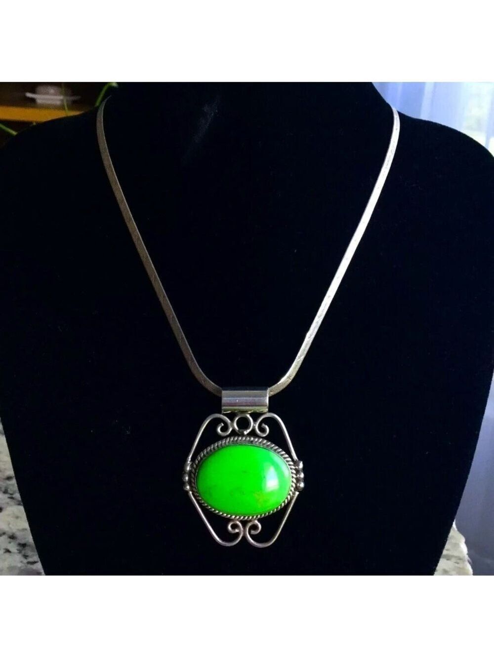 MEXICO APPLE GREEN GASPEITE STERLING SILVER OVAL PENDANT STATEMENT NECKL…